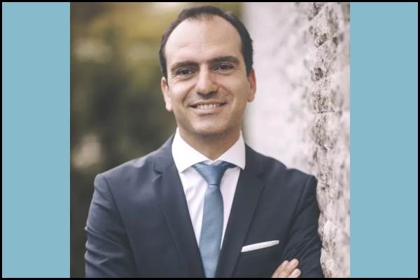 O Dr. Eduardo Matos destaca-se entre os melhores cirurgiões de blefaroplastia em Portugal