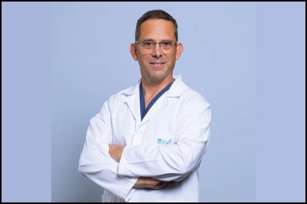 O Dr. Filipe Sá Santos é, de fato, um dos melhores cirurgiões da tiroide em Portugal