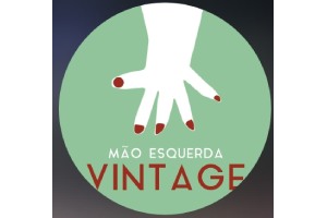 Mão Esquerda Vintage destaca-se por sua atmosfera descolada e pela coleção de roupas vintage autênticas, que encantam os visitantes com sua singularidade