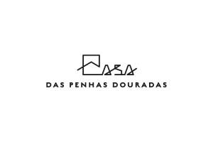 A Casa das Penhas Douradas encanta por sua localização nas montanhas, oferecendo uma piscina aquecida com vistas espetaculares