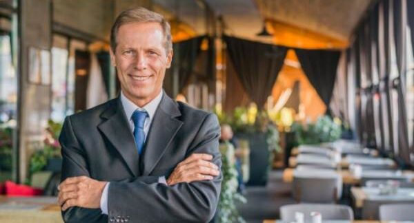 gerentes de eventos - Homem posando calmamente em um restaurante