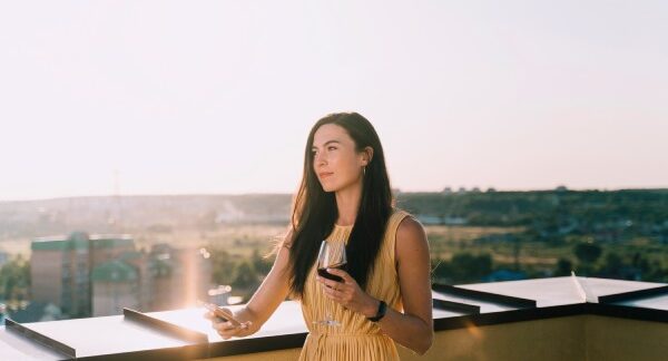 melhores rooftops para comer e beber em Portugal - Mulher tomando uma taça de vinho em um terraço