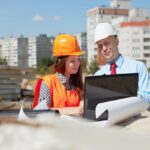 melhores empresas de obras e construção - Um arquiteto discute os planos a seguir no local da obra com o responsável pela construção