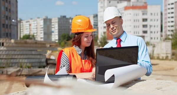 melhores empresas de obras e construção - Um arquiteto discute os planos a seguir no local da obra com o responsável pela construção