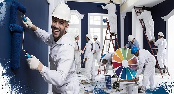 melhores empresas de pintura residencial - Pintores com rolos de pintura a pintar o interior da casa.