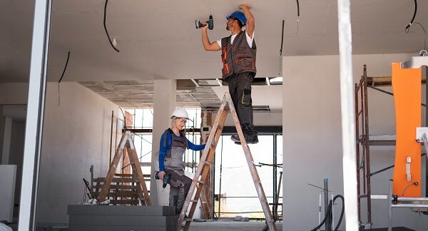 melhores empresas de remodelação - auto_awesome Quizás quisiste decir: un hombre y una mujer trabajando remodelando el techo de una casa 63 / 5.000 Um homem e uma mulher estão trabalhando na reforma do telhado de uma casa